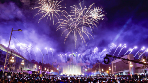 01/01/2023 - Focs artificials a l'Avinguda Maria Cristina de Barcelona per donar la benvinguda al 2023.