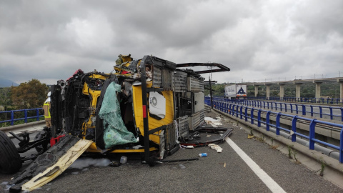 17/10/2022 - Un camió accidentat a l'AP-7 a l'altura del Montsià, en un imatge d'octubre del 2022.