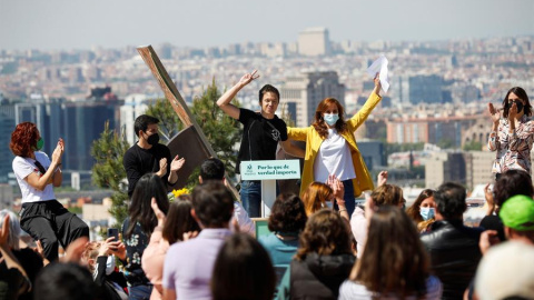 18/04/2021.- La candidata de Más Madrid a la Comunidad, Mónica García (c-d) junto con el líder del partido, Íñigo Errejón (c-i) celebran un acto apertura de campaña en el barrio de Vallecas este domingo. EFE/ David Fernández