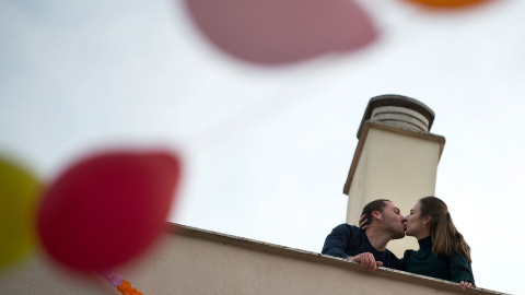 Una pareja se besa tras una proposición durante el confinamiento en Ronda, el 7 de abril de 2020.