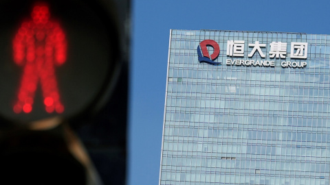 Un semáforo en rojo cerca del edificio donde tiene su sede el grupo chino Evergrande, en la localidad de Shenzhen, en la provincia de Guangdong. REUTERS/Aly Song