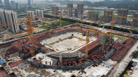 Vista aérea de la construcción del estadio de fútbol para el Guangzhou FC, desarrollado por China Evergrande Group. REUTERS / Thomas Suen