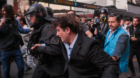 09/10/2024.- El yutubero libertario Fran Fijap es agredido durante manifestaciones en las inmediaciones del congreso de la nación este miércoles, en Buenos Aires (Argentina).