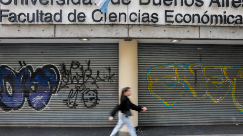 10/10/2024 - Fotografía de una entrada de la Universidad de Buenos Aires, cerrada durante una huelga este jueves en Buenos Aires (Argentina).