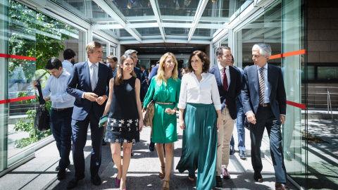 Dirigentes del PP, entre los que se encuentra Cayetana Álvarez de Toledo, acompañan a la presidenta Isabel Díaz Ayuso el día de su investidura.