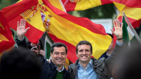 El presidente del PP, Pablo Casado, y el candidato de su partido a la presidencia de la Junta de Andalucía, Juanma Moreno (i), en la clausura de un acto de Nuevas Generaciones de Andalucía. EFE