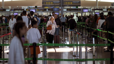 Controles de seguridad del aeropuerto de Barcelona-El Prat. EFE/Quique García