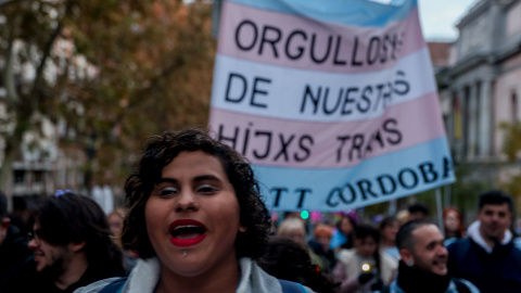 Varias personas marchan en una manifestación para exigir al PSOE "Ley Trans: derechos humanos, sin recortes, para todes", a 10 de diciembre de 2022, en Madrid.