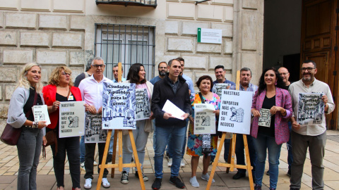 Portavoces y miembros de IU, este lunes durante la presentación de la campaña, en Málaga.