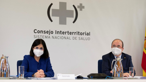 La ministra de Sanidad, Carolina Darias (i), y el ministro de Política Territorial, Miquel Iceta, presiden este jueves por primera vez en sus nuevos cargos el Consejo Interterritorial de Salud en Madrid.