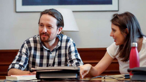 El secretario general de Podemos, Pablo Iglesias, y la portavoz de la formación, Irene Montero, en una reunión en el Congreso. (EMILIO NARANJO | EFE)