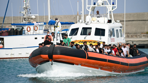 Barco con migrantes llegando a las costas de Italia en julio de 2024.