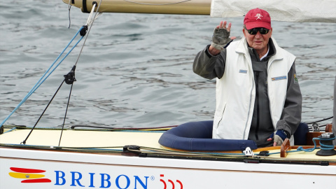 El rey emérito Juan Carlos I a bordo del Bribón en su visita a Sanxenxo, a 23 de mayo de 2022.