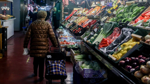 Una mujer compra en Madrid. Imagen de archivo.