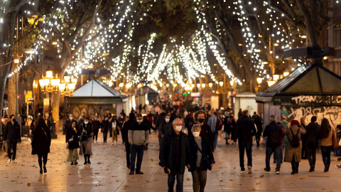 Barcelona ha dado este jueves la bienvenida a la campaña navideña con un espectáculo dirigido por Sol Picó llevado a cabo en la plaza del Born previo paso al encendido del alumbrado, al que este año se han destinado un 65 % más de recursos.