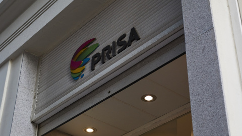 El logo del Grupo Prisa enla entrada de su sede en la Gran Vía de Madrid. E.P./Jesús Hellín