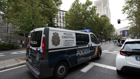 Un furgón de la Policía Científica en el lugar donde han encontrado el cuerpo de la mujer en Madrid.