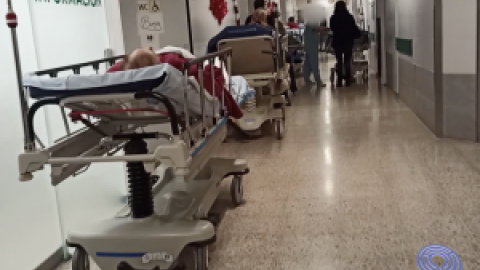 La falta de sanitarios colapsa las urgencias y retrasa meses las pruebas de oncología en los hospitales de Santiago