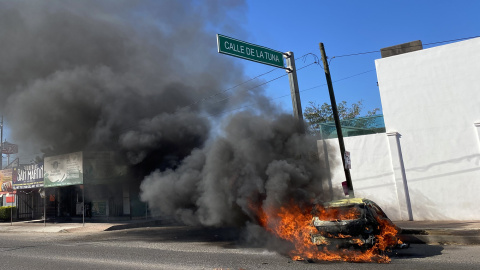 Vista de un vehículo calcinado hoy tras los enfrentamientos de fuerzas federales con grupos armados, en la ciudad de Culiacán, estado de Sinaloa (México).