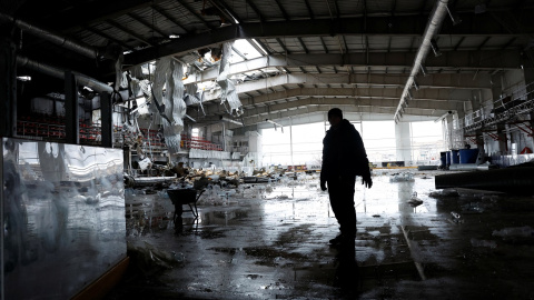 Un hombre en un edificio destruido por un ataque con misiles en Druzhkivka, Ucrania este 4 de enero de 2023.