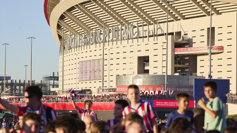 Decenas de aficionados en las inmediaciones del Estadio Cívitas Metropolitano, a 29 de septiembre de 2024, en Madrid (España).