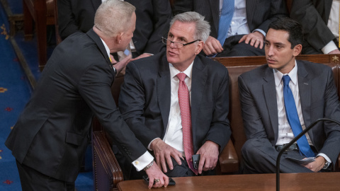 El líder republicano de la Cámara Kevin McCarthy conversa con el representante republicano electo de Nueva Jersey Jefferson Van Drew