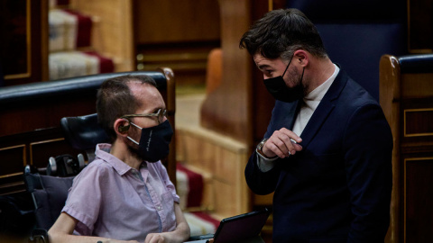 20/04/2021.- El portavoz de Unidas Podemos en el Congreso, Pablo Echenique, y el portavoz de ERC, Gabriel Rufián, conversan en una sesión plenaria en el Congreso. J. Hellín. POOL / Europa Press