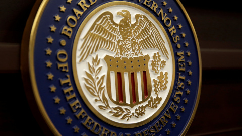 El escudo de la 'Board of Governors of the Federal Reserve System' en Washington./REUTERS