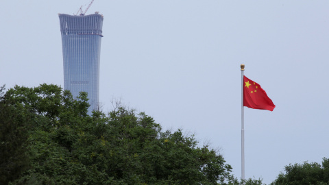 La bandera de China ondea en la Plaza de Tiananmen, en Beijin./REUTERS