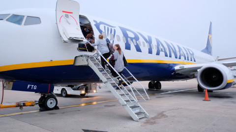 Varios pasajeros embarcan en un avión de Ryanair en el aeropuerto londinense de Stansted. REUTERS/Hannah McKay