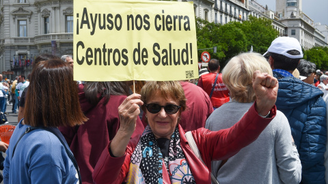 Cientos de personas durante una manifestación para defender la sanidad pública, en Madrid