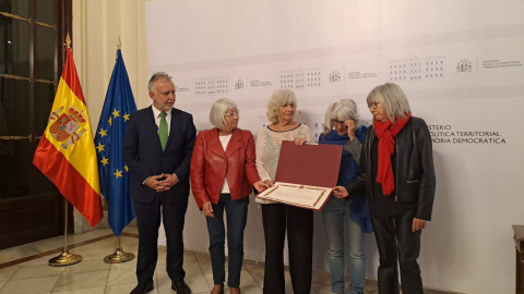 El ministro Ángel Víctor Torres, junto a las hermanas de Salvador Puig Antich.