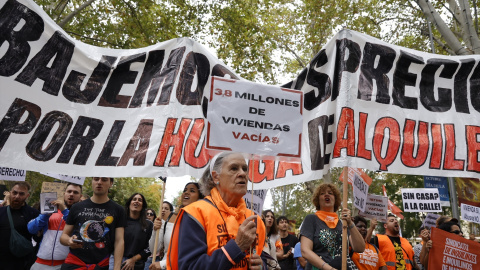 Un grupo de personas durante la manifestación para denunciar la subida del precio de los alquileres en Madrid, el pasado 13 de octubre.