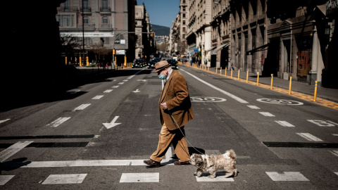 21/03/2021.- Un hombre camina junto a su perro por las calles de Barcelona. Jordi Boixareu / ZUMA Wire / Dpa