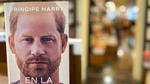 6/1/23 Un ejemplar de la biografía del príncipe Harry, en una librería de Barcelona.