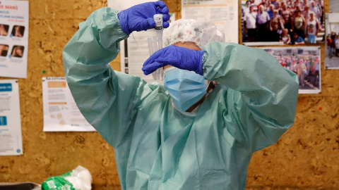 Profesionales sanitarios realizan test serológicos en el Casal de la Gent Gran Provençana de L'Hospitalet (Barcelona)