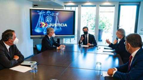 El líder del PP, Pablo Casado, junto a los exministros de justicia populares y el actual responsable de esa cartera en la Comunidad de Madrid, Enrique López.