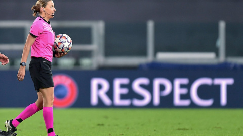 La árbitra francesa Stéphanie Frappart durante el Juventus-Dinamo de Kiev de la Liga de Campeones masculina.