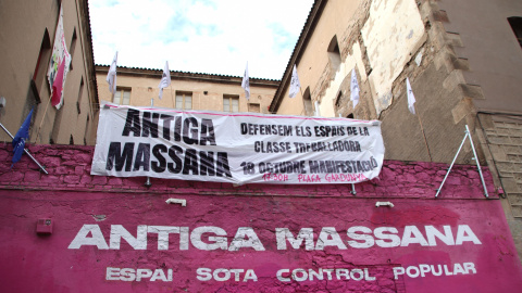 L'antiga Massana amb cartells reivindicatius