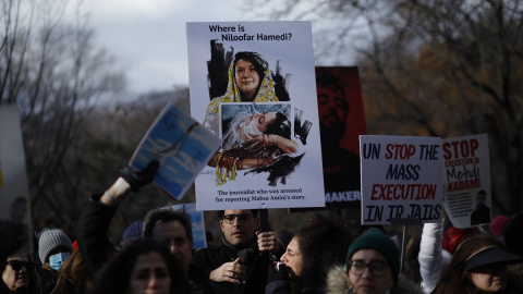 Un grupo de personas pide frente a la sede central de la ONU, situada en Nueva York, el fin de las detenciones y ejecuciones en Irán para los condenados por su participación en las protestas contra el régimen