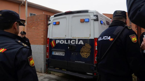 El furgón policial que ha trasladado a los tres jugadores de la Arandina Club de Fútbol acusados de un delito de agresión sexual contra una menor de 15 años, a su llegada a los juzgados de Aranda de Duero. | PACO SANTAMARÍA (EFE)