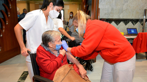 Una residente del centro Santa Eugenia de la localidad palentina de Cevico de la Torre recibe la tercera dosis de la vacuna contra la covid-19 este viernes.