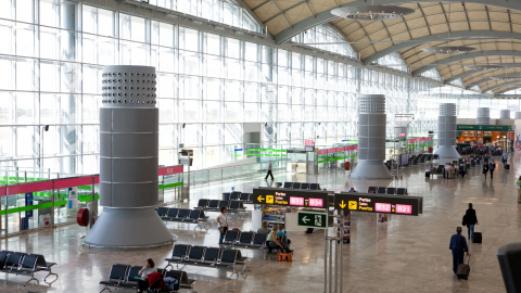 Interior del Aeropuerto de Alicante-Elche.