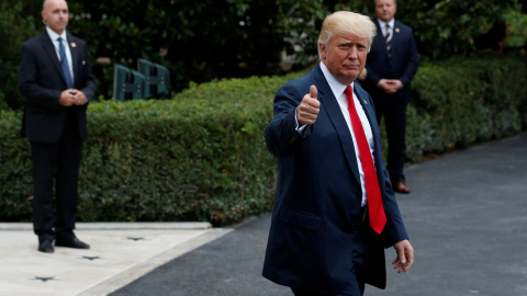 El presidente de EEUU, Donald Trump, hace un gesto a los fotógrafos al salir de la Casa Blanca, en Washington, para trasladarse a Nueva York. REUTERS/Jonathan Ernst