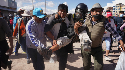 El fotógrafo de la Agencia EFE Aldair Mejía recibe el impacto de un proyectil lanzado por la policía hoy, durante los enfrentamientos entre manifestantes y la policía, en Juliaca (Peru).