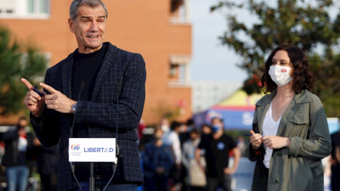 El exdiputado valenciano de Ciudadanos Toni Cantó pronuncia un discurso junto a la presidenta madrileña, Isabel Díaz Ayuso, durante un acto de campaña electoral del Partido Popular.