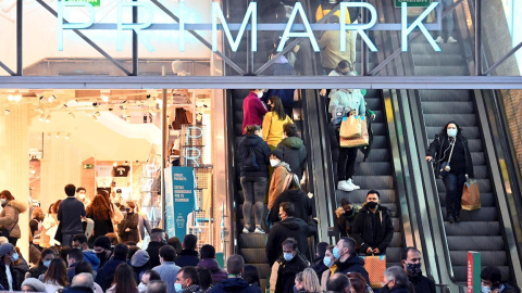 29/11/2020.- Vista del acceso a un establecimiento comercial en la madrileña Gran Vía, en el centro de Madrid.