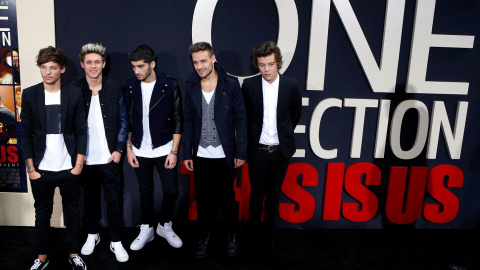 De izq. a der., los integrantes de One Directionn, Louis Tomlinson, Niall Horan, Zayn Malik, Liam Payne y Harry Styles, a su llegada al estreno en Nueva York de su documental 'This is Us', en agosto de 2013. REUTERS/Lucas Jackson