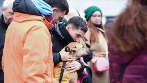 Un joven junto a su perro en la manifestación contra la exclusión de los perros de caza de la ley de Protección Animal, convocada por PACMA.