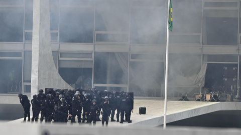 Policías antidisturbios accedieron este domingo al palacio presidencial de Planalto, sede del Gobierno de Brasil, que está tomado por cientos de seguidores radicales del expresidente Jair Bolsonaro, en Brasilia (Brasil).